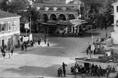 Platonik aşk öyküsüne tanıklık eden gar lojmanı penceresi ve otobüs durağı