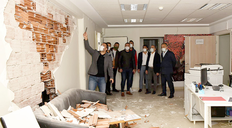 Deprem, Adalet ve Kalkınma Partisi İzmir il binasında hasara yol açtı